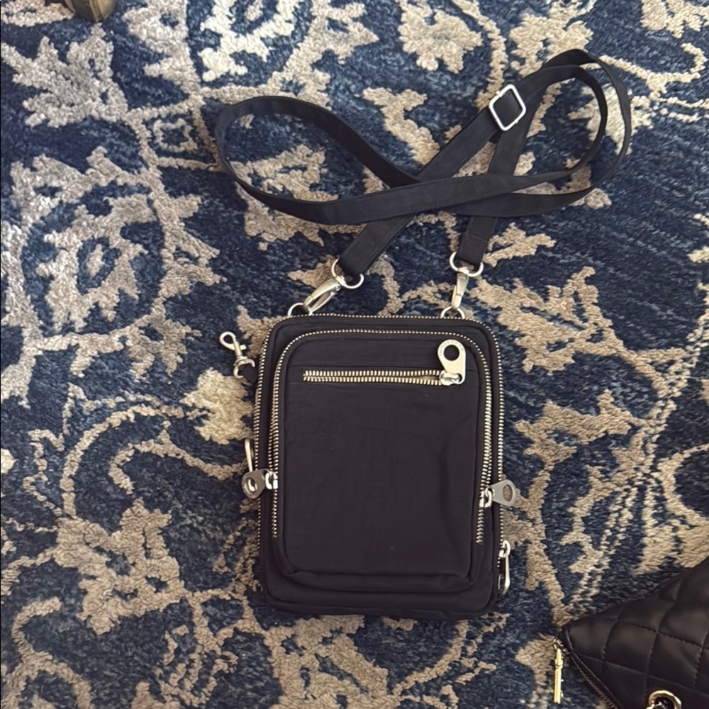 Baggalini crossbody fabric purse many zippered spaces